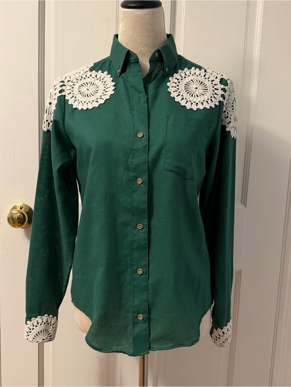 VTG Classic Elegance Women's Green Button Down with Crochet Doily Accents, S